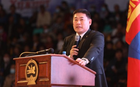 Ерөнхий сайд Л.Оюун-Эрдэнэ  Монгол Улсын  төлөө ажиллаж байна уу,  хувь хүний амбицаар  Үндсэн хуульд хандаж байна уу