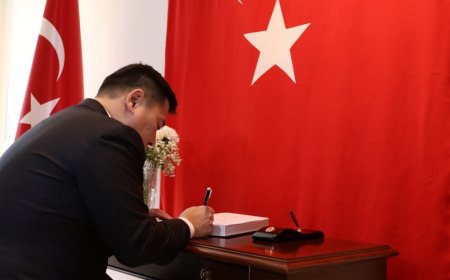 Ерөнхий сайд Л.Оюун-Эрдэнэ эмгэнэлийн дэвтэрт гарын үсэг зурлаа