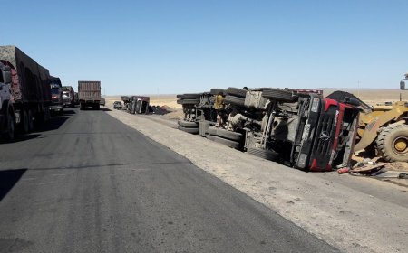Нүүрс тээврийн машин замын хажуу руу онхолдож бүхээгт  жолооч нь  хавчуулагдсныг гаргажээ
