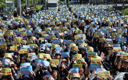 Солонгосын багш нар эцэг эхчүүдийн дарамтыг эсэргүүцэн жагслаа