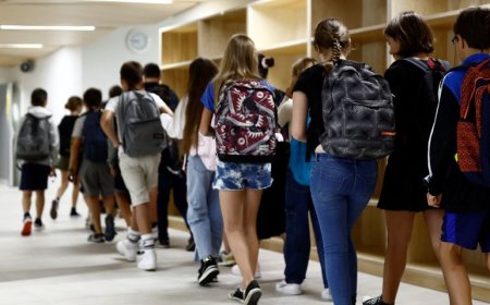 Францад кимоно өмсөж  ирсэн охиныг хичээлд нь оруулаагүй байна