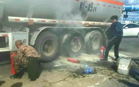 Шатахуунаа буулгаад явж байсан шатахуун тээвэрлэгч ачааны автомашин шатахаас аварчээ