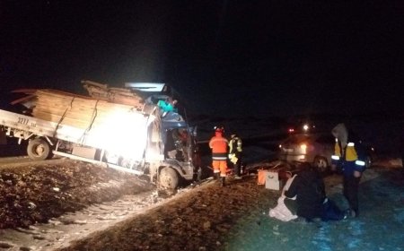 Ачааны машинтай мөргөлдөж осол гаргасны  улмаас нэг хүн нас баржээ