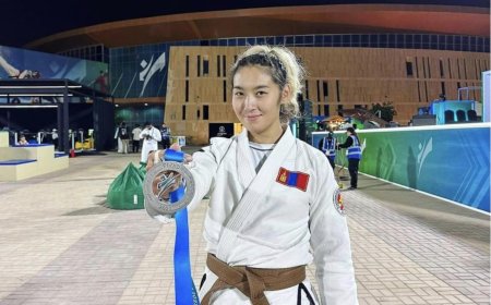 Б.Хулан мөнгөн медаль хүртлээ