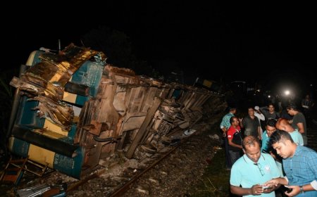 Ачааны галт тэрэг зорчигч тээврийн галт тэрэгтэй мөргөлдөж 17 хүн амиа алдлаа