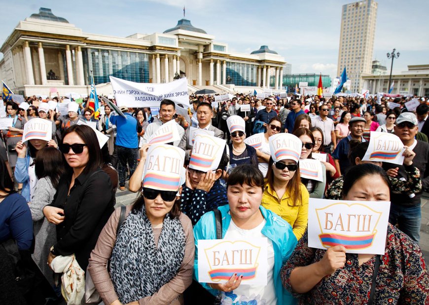 Багш нарын цалинг 1000 ам.доллар болгох саналд 100 мянган хүн гарын үсэг зурвал УИХ-аар хэлэлцэнэ