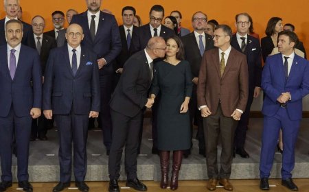 Хорватын сайд Германы сайдыг үнсэж, эвгүй байдалд оруулжээ