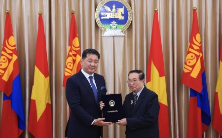 Ерөнхийлөгч У. Хүрэлсүх БНСВУ-ын хоёр иргэнд алтан гадас одон хүртээв