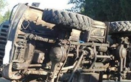 Суудлын машин жалга руу унаж, хоёр хүн гэмтсэн байна