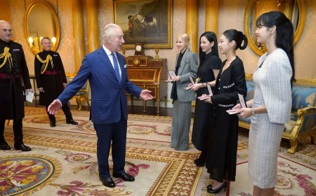 Blackpink хамтлагийн гишүүд Чарльз хаанаас Британийн төрийн дээд одонг гардаж авлаа