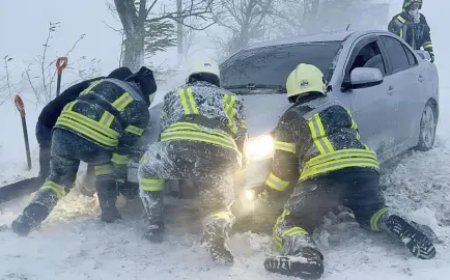 6 метрийн гүнтэй жалга руу унасан суудлын автомашиныг татан гаргалаа
