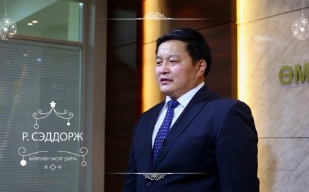 Өмнөговь аймгийн Засаг дарга Р.Сэддорж гэрчээр оролцож байна