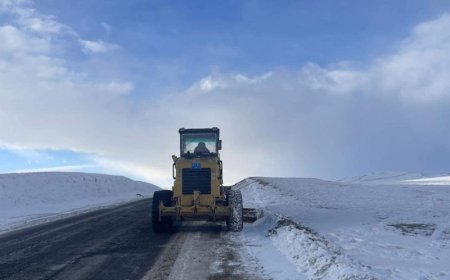 Авто замын зорчих хэсэг дээр тогтсон цасыг хусаж цэвэрлэж байна