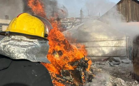 Д-ийн  байшин,  ачааны автомашин бүрэн шатжээ