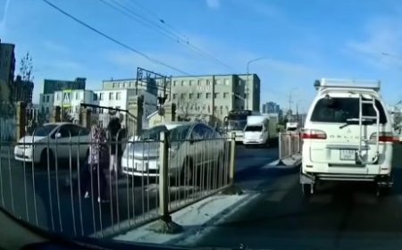 Гарцаар гарч байсан 8-32 насны гурван хүнийг эмэгтэй жолооч мөргөжээ