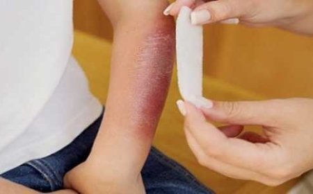 Сурагчид ГССҮТ-д хэвтэн эмчлүүлж буй хүүхдүүдэд бэлэг өгчээ