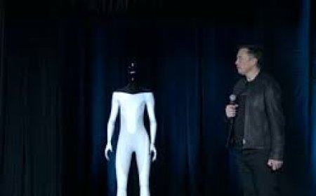 Робот үйлдвэрийн ажилчин руу халджээ