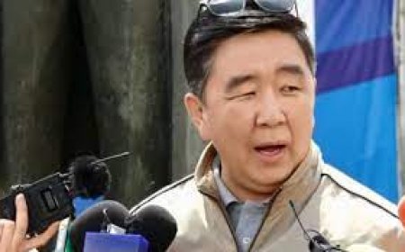 Монгол Улсын Ерөнхийлөгч У.Хүрэлсүх  тусгаар тогтнолоо сэргээн мандуулсны 112 жилийн ойг тохиолдуулан Д.Мөнх-Эрдэнэд уучлал үзүүллээ