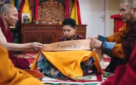 Монголын бурхан шашны тэргүүн, дээрхийн гэгээн оройн дээд Очирдарь, Х Богд Жавзандамба хутагт Данзанжамбалчойживанчигийн хөрөг дүрийг арслант ширээнд нь заллаа