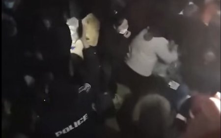 S Outlet худалдааны төвийн гадна үүссэн эмх замбараагүй байдлыг намжаахын тулд журмын дагуу хийн буу ашиглажээ