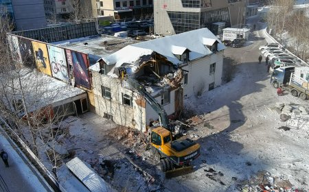 “S’Outlet” дэлгүүрийн агуулахын барилгыг буулгаж байна