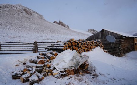 Хэнтийн уулархаг нутаг болон Халх голын сав газраар ялимгүй цас орно