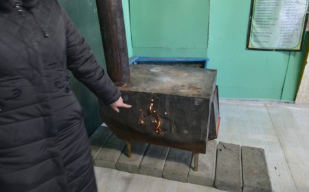 Хөвсгөл аймгийн Улаан-Уул сумын сургууль бүх ангиа гал түлж халааж байна