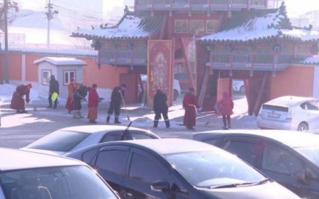 Гандантэгчэнлин хийдийн лам нар Сар шинийг угтсан бүх нийтийн их цэвэрлэгээгээ хийж эхэллээ