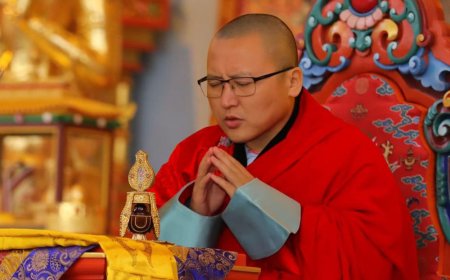 X Богд гэгээн маань ном эрдэмд шамдан суралцах зохиолыг үзүүлж буйд бид бүхэн сүсэглэн залбирч байна