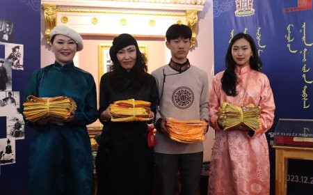 Нийслэлийн II сургуулийн сурагчид 108 баринтаг Үндэсний номын санд хандивлалаа