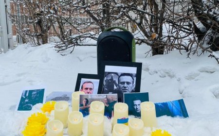 Путины гол өгсөлдөгч Алексей Навальный шоронд амиа алдсанд эмгэнэн гашуудаж эхэлжээ