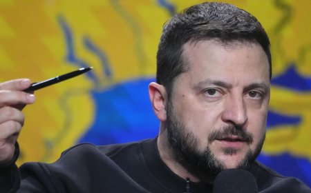 В.Зеленськийг гадаад руу зугтахаар бэлдэж, улсын төсвөөс увайгүй хулгайлдаг гэжээ