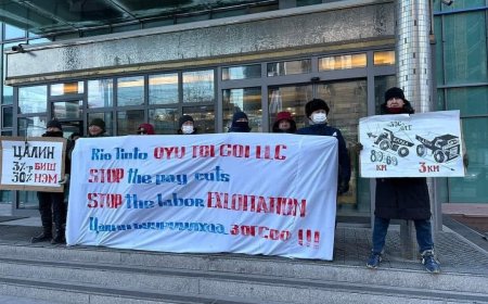 “Оюу Толгой” компанийн ажилчид цалин хассан шийдвэрийг  эсэргүүцэн  төв байрныхаа гадаа жагсаж байна