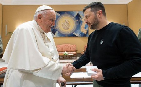 Пап лам Украиныг цагаан туг өргөх зоригтой байх хэрэгтэй гэсэн нь дэлхий нийтэд маргаан дагуулаад байна