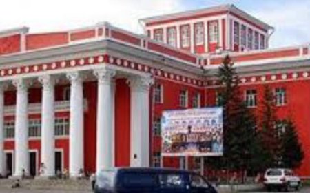 Драмын театр айлын орц болчхоод байна. Зогсоол гаргаж өгнө гэсэн ч хотын дарга солигдож, газар нь тэрбумаар зарагдсан сурагтай