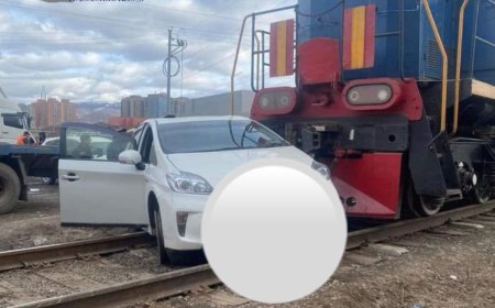 Сэлгээний галт тэрэг, суудлын автомашинтай мөргөлдсөн ноцтой осол болжээ
