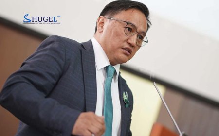 Ж.Чинбүрэн:  Гар утсанд "Чи яасан том юм бэ" гэх зэрэг зурвас ирж байна. Бид үүнээс айж, ичихгүй