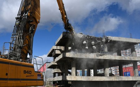 Явган хүний зам хааж, гадна бохир усны шугам дээр барьж байсан барилгыг нураах ажил хоёр дахь өдрөө үргэлжилж байна