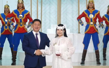 Ану буюу Ч.Уранхолбоод Ерөнхийлөгч “Алдарт эх”-ийн нэгдүгээр одонг нь зүүж өглөө