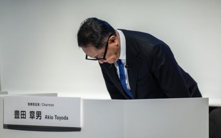 Тоёота компанийн оффист нэгжлэг хийж, тус  компанийн тэргүүн Акио Тоёда уучлал хүслээ