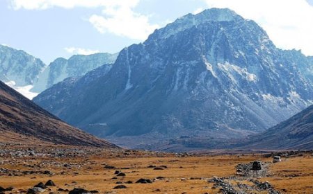 Асгатын мөнгөний орд хүрэх авто замыг засаж байна