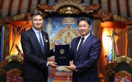 ЕРӨНХИЙЛӨГЧ У.ХҮРЭЛСҮХ БҮГД НАЙРАМДАХ ФРАНЦ УЛСЫН ЭЛЧИН САЙДЫГ ХҮЛЭЭН АВЧ УУЛЗЛАА