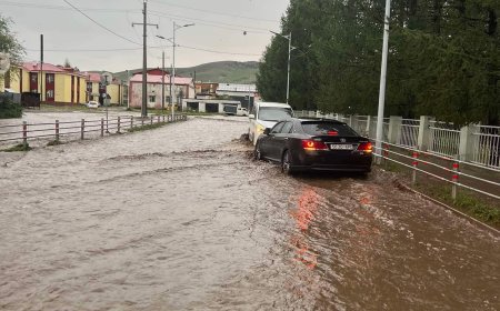 Архангай аймагт хүчтэй аадар бороо орсны улмаас улсын чанартай автозам усанд автжээ