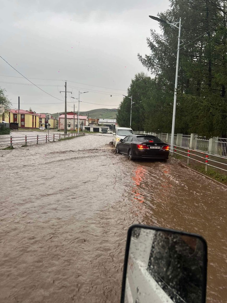 Архангай аймагт хүчтэй аадар бороо орсны улмаас улсын чанартай автозам усанд автжээ