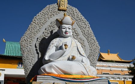 Богд Өндөр Гэгээн Занабазар хутагтын шүтээн дүрийг Гандантэгчэнлин хийдэд  залжээ