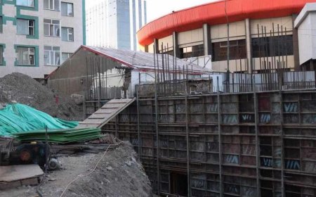 Бөхийн өргөө орчимд орц, гарц муутай, шигүү барилгууд дунд  12 давхар орон сууц барьж байгааг зогсоолоо