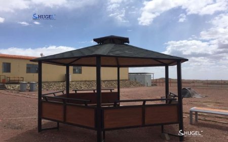 10 настай охин сүүдрэвчний төмөр сандлын завсарт хөлөө оруулаад гацжээ