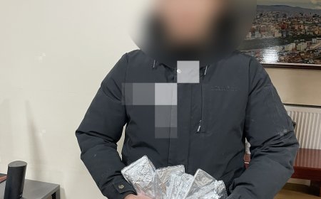 Улаанбаатар хотын төв  замаар зорчдог автобусанд сууж гар утас хулгайлдаг  М-г баривчилжээ