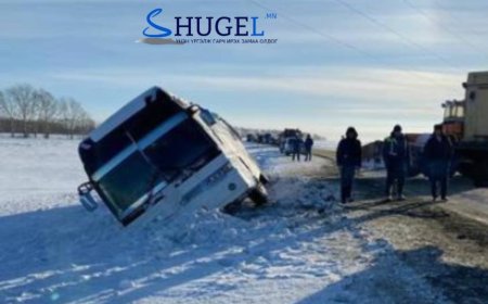Замын-Үүд чиглэлд зорчиж явсан 42 зорчигчтой автобус замын хажуу руу унаж осолджээ