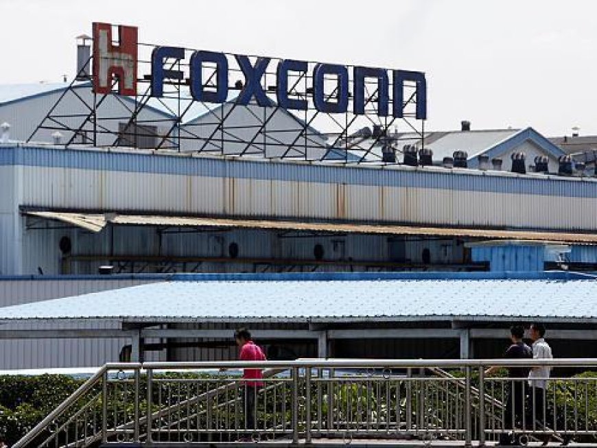 ''iPhone'' үйлдвэрлэгч ''Foxconn''-ын дөрвөн  ажилтан Хятадад баривчлагджээ